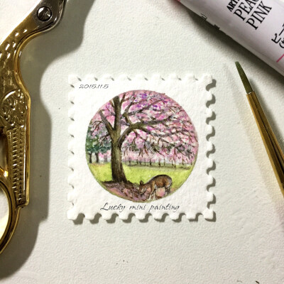 Day 11.5 邮票形式的mini画“樱花树下的小鹿”，size28*28mm 尺寸很小很可爱~但是画起来可不容易~公开一下我的画笔和调色盘，都是mini型号的，画笔 Ruby红宝石系列和华虹系列0-1号 颜料日下部KUSAKABE水彩颜料，最近…