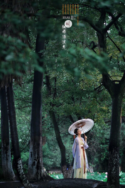  那年伞搁西楼.雨初停情难收.撩青丝微回首.人约黄昏后.那年谁画西楼.墨一世砚未收.琉璃月桂枝头.恰似春水流.一砚笔墨为谁候.画一生情入颜容.朱砂秀.钗头钩.蓦然回首.一抹红颜为谁留.墨一世魂入眼眸.情如酒.夜正浓.…