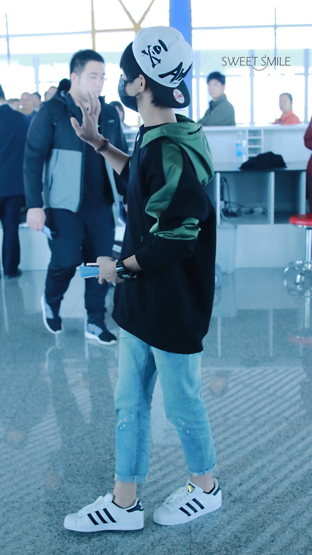 TFBOYS易烊千玺 151104 北京赴深圳 高清 cr.logo 机场图