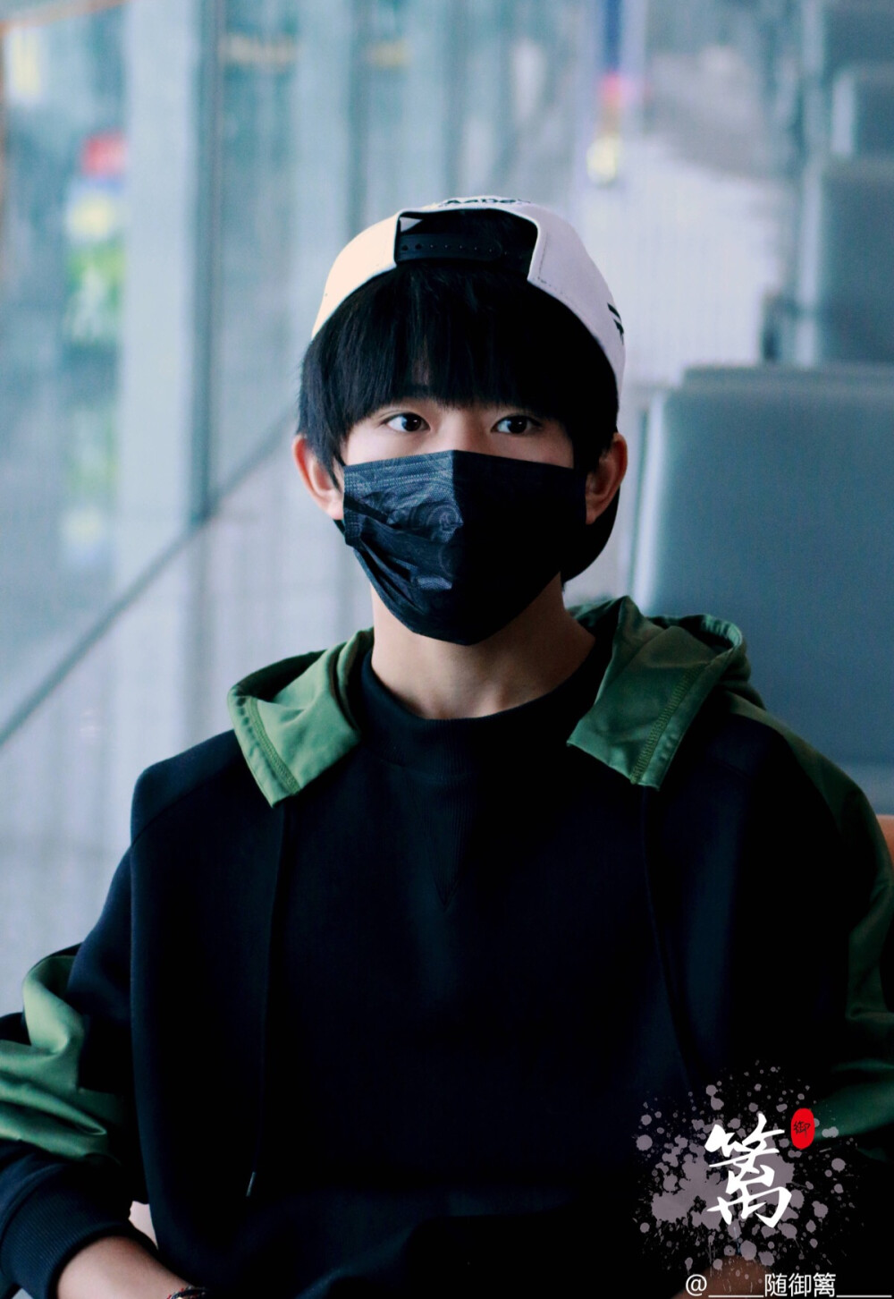 tfboys易烊千玺151104北京赴深圳高清crlogo机场图