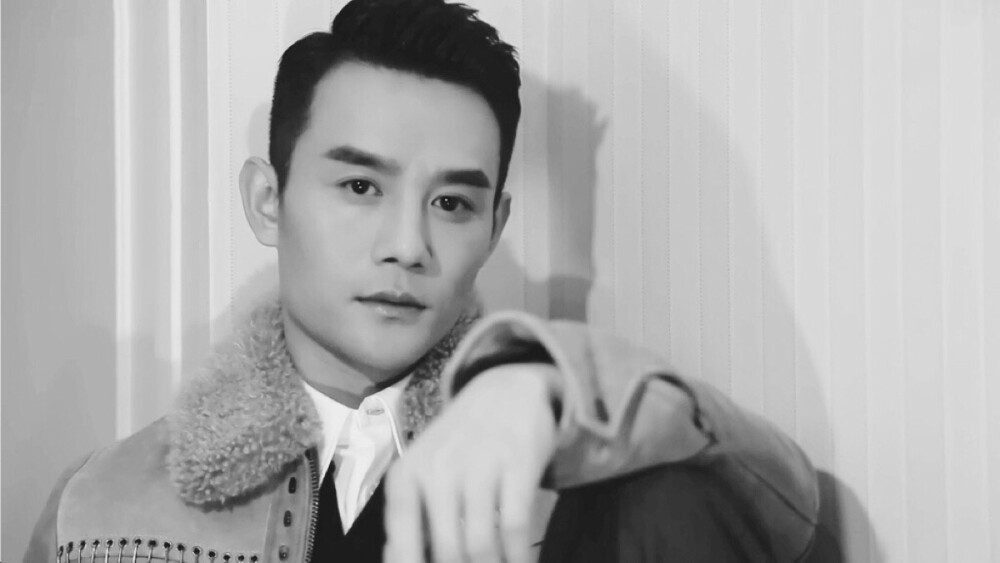 王凯。琅琊榜靖王。伪装者明诚。他来了请闭眼李熏然。帅的可以当壁纸了~手真是太好看了~最全的专辑喔~觉得不错的多多喜欢专辑喔~