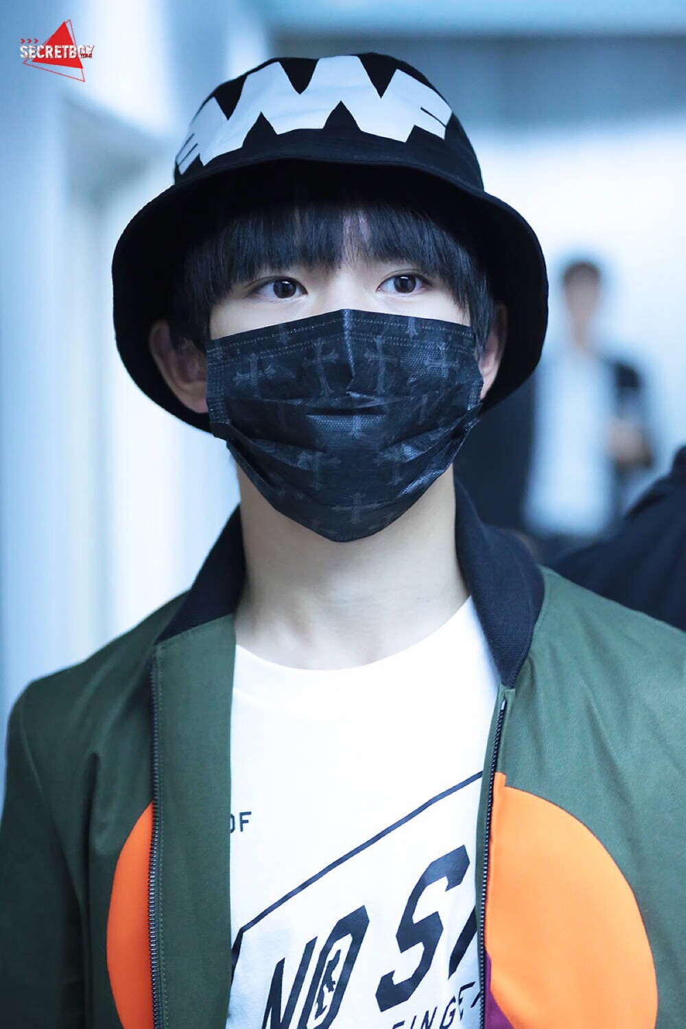 TFBOYS易烊千玺 151105 深圳赴北京 高清 cr.logo 机场图