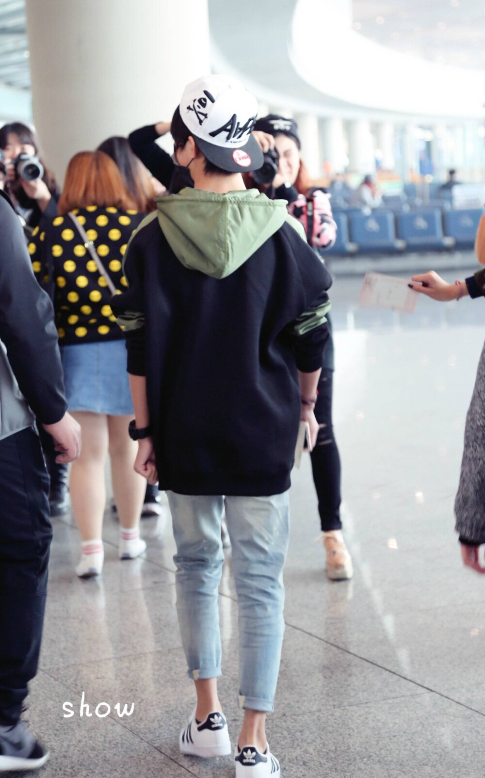 TFBOYS易烊千玺 151104 北京赴深圳 高清 cr.logo 机场图 背影