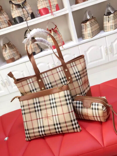 ??巴宝莉Burberry??3色套包?一个价钱等于3个包包?每一个包包都可以独立使用?做工扎实?走线精致?超好质量???beauttp