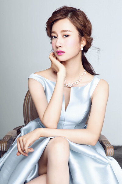  女演员牟雨晨近日发布了一组时尚大片。照片中牟雨晨身着华美礼服，灵动可爱，宛若仙子。今年从北影表演系毕业的她，已经出演了不少电影大片以及热播电视剧，活泼清纯的形象给观众留下了深刻的印象。 在电视剧《光影…