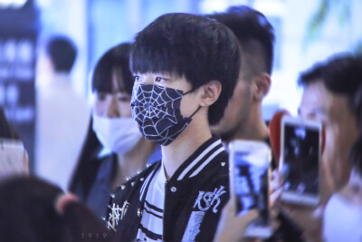 #王俊凯# #TFBOYS王俊凯# #TFBOYS# 151009 上海虹桥机场-重庆江北机场 cr：楠一一酱