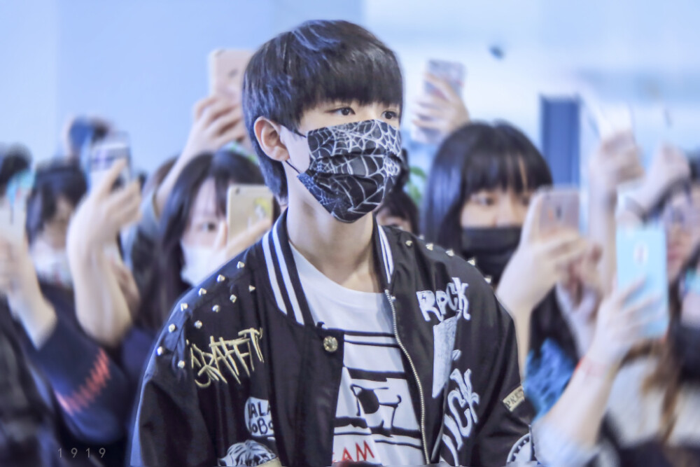 #王俊凯# #TFBOYS王俊凯# #TFBOYS# 151009 上海虹桥机场-重庆江北机场 cr：楠一一酱