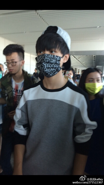 #王俊凯# #TFBOYS王俊凯# #TFBOYS# 151014 重庆江北机场-无锡硕放机场 cr：茜茜kathiy