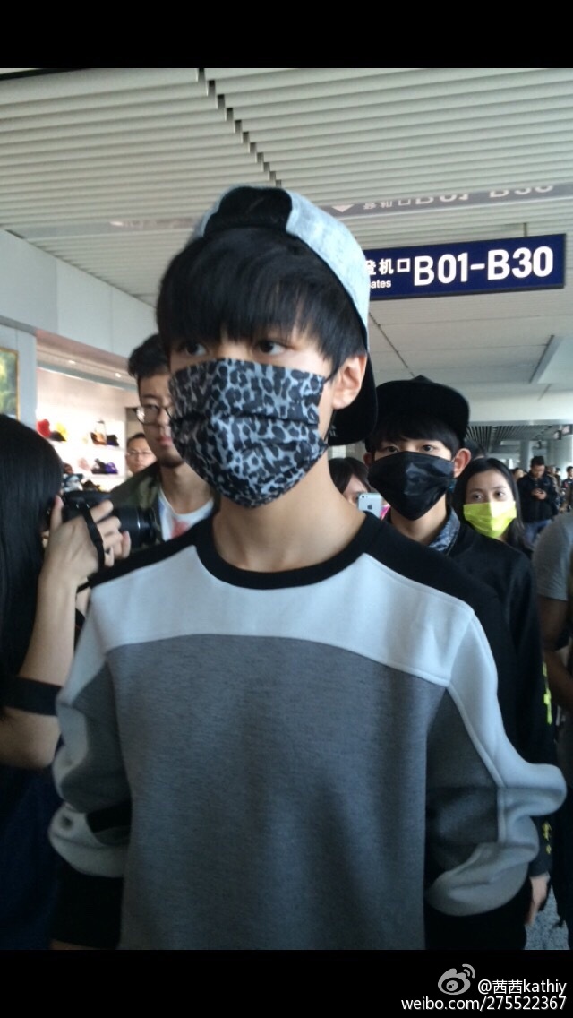 #王俊凯# #TFBOYS王俊凯# #TFBOYS# 151014 重庆江北机场-无锡硕放机场 cr：茜茜kathiy