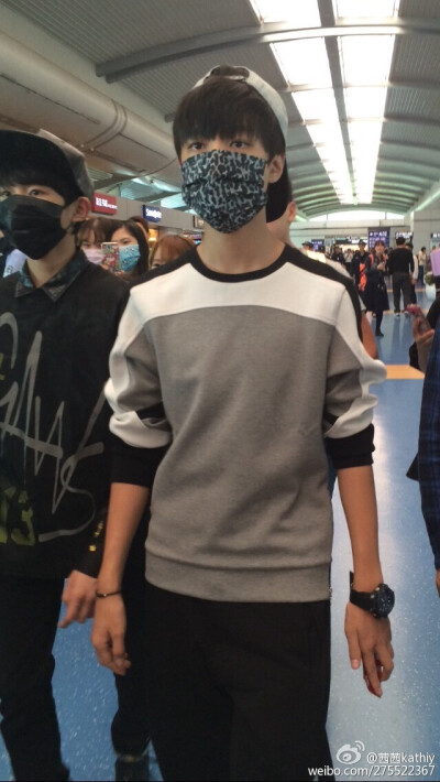 #王俊凯# #TFBOYS王俊凯# #TFBOYS# 151014 重庆江北机场-无锡硕放机场 cr：茜茜kathiy