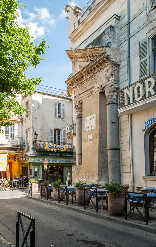 Arles,France(by Jacqueline Poggi)。法国阿尔勒，位于法国东南部，属普罗旺斯-阿尔卑斯-蓝色海岸大区罗讷河口省。阿尔勒也是一座有古罗马遗迹的老城，有废墟的戏剧院、古罗马斗兽场和礼拜堂，除此之外，这里也是荷兰画家梵高曾经作画并且度过人生最后时光的地方。在阿尔勒漫步，就像是人在画中游，黄墙彩窗，心清意惬。梵高的名画《星空下的咖啡馆》正是在这里所作，如今那家咖啡馆吸引了众多游客前来一睹画中风采，谁曾想当年梵高手中的画笔，真将一瞬刹那变为永恒。 阿尔勒也因梵高的向日葵而闻名于世，被列为“世界文化遗产”。