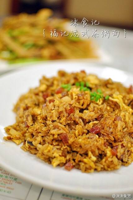 【香肠炒饭】食材 香肠200g米饭150g 油适量盐适量辣椒适量酱油适量调味料适量 步骤 1备食材； 鸡蛋，香肠，辣椒一个。 2备好的食材全切丁， 3烧油倒进切好的食材炒匀， 4加盐炒熟。 5倒进米饭， 6翻炒均匀。 7调入酱油和调味料， 8炒散炒匀炒入味。