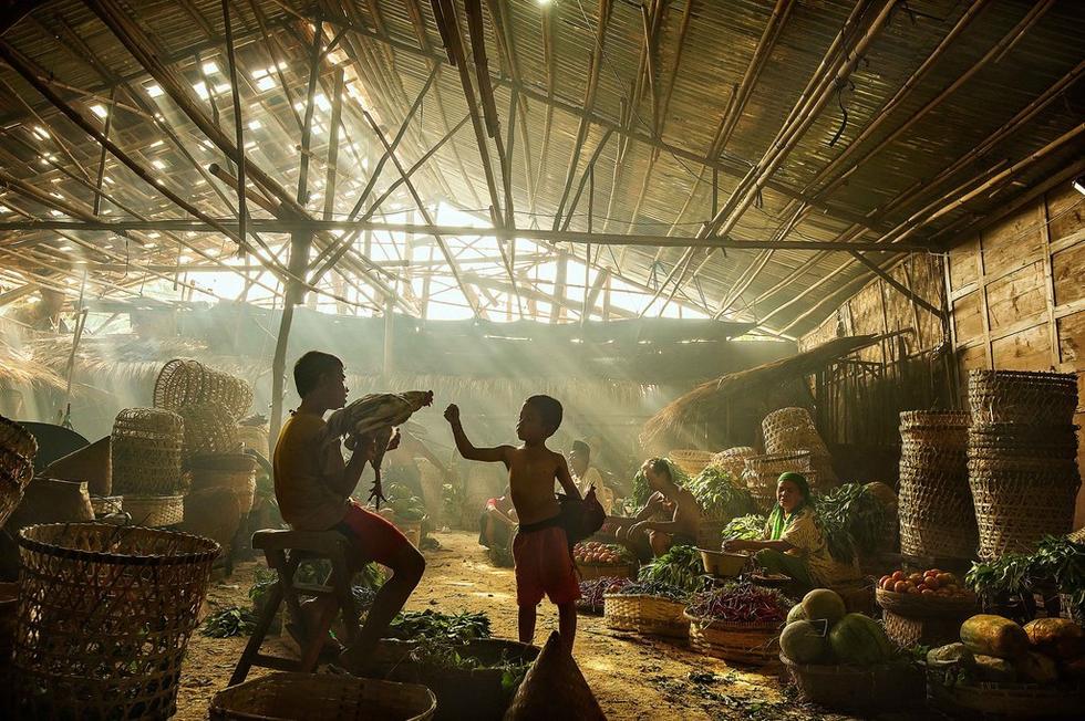 在印尼的乡间，大人们耕种、牧牛、编织，孩童嬉戏、打闹。