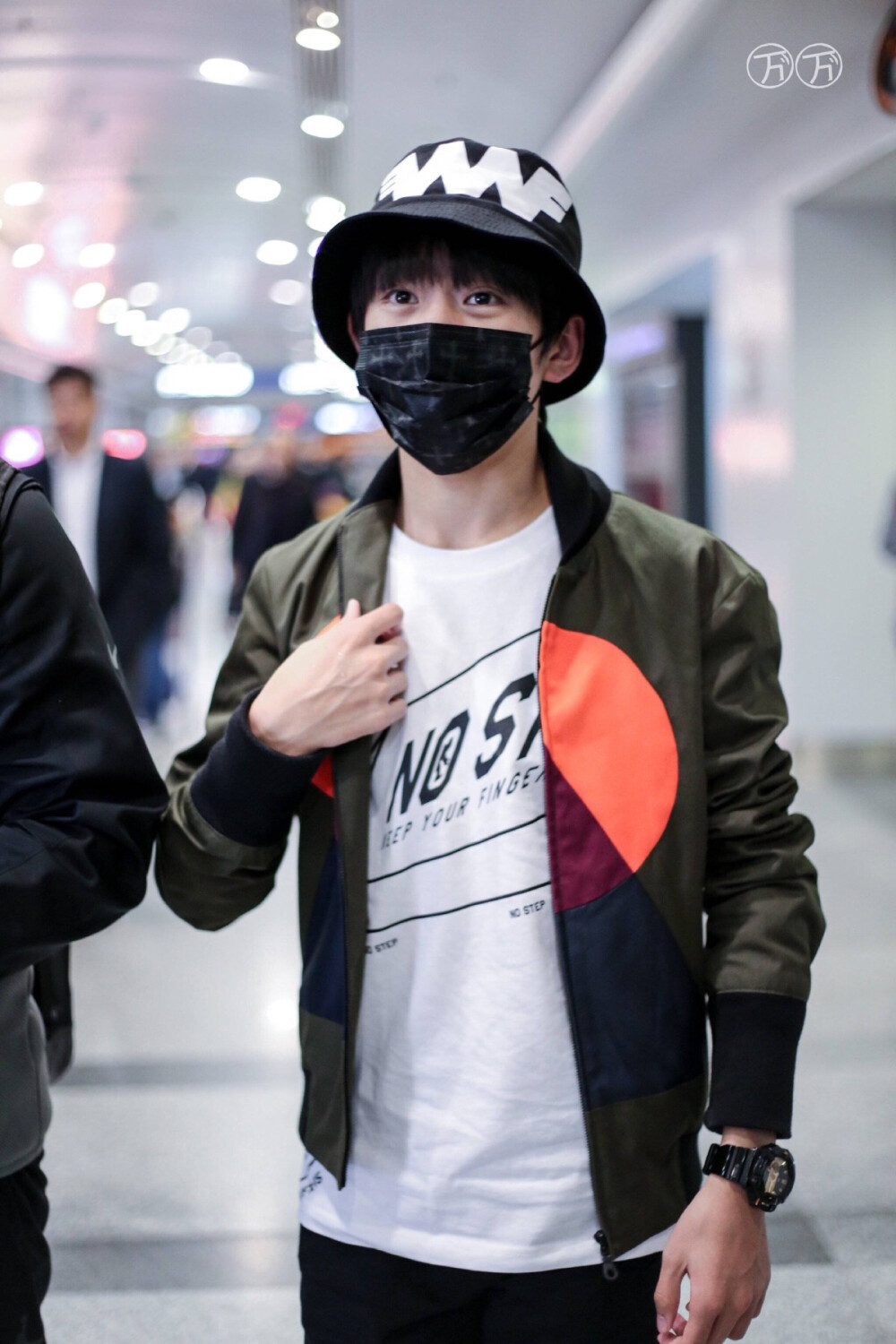 tfboys易烊千玺151105深圳赴北京高清crlogo机场图