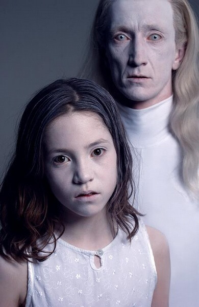 GottfriedHelnwein（ 戈特弗里德-郝文 ） 出生于维也纳。1969年到1973年在维也纳的theAcademyofFineArts学习绘画。他吸收了日常生活中比如漫画、广告、电影的美学元素，在这段时间创作了部分超现实主义画作。而这些早期的画作很清楚的表明了他的艺术观，他所想要表达的东西。缠着绷带的孩子，幼稚儿童脸上的撕裂之后再次缝合的伤口。如同爬虫类一样冰冷而无机质毫不感觉痛楚的眼神。画者那种权威而细致的表现伤害的冷静让当时的大众无法接受。