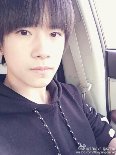  @TFBOYS-易烊千玺 “把小东西哄开心了，终于可以陪我晚上看#全员加速中#了，你们想看的自拍在评论里，去找吧[呵呵]”我的秒拍作品，一起来看~