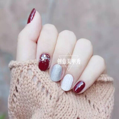 我是被酒红色吸引了。冬天流行的毛衣甲，感觉文艺好舒适的样子～