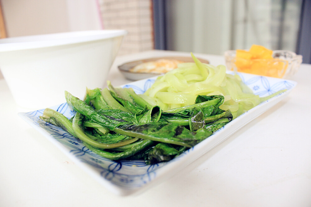 早中餐：烧土豆+莴苣+煎鸡蛋+芒果，几天没吃家饭整个人都不好了 ，最喜欢烧得粉粉的土豆拌饭