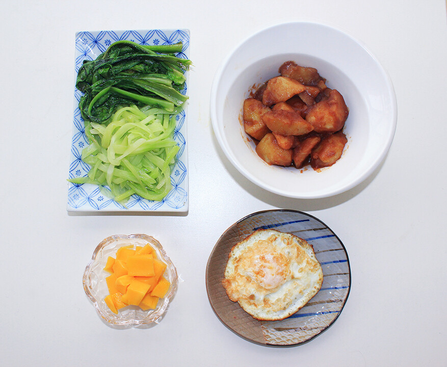 早中餐：烧土豆+莴苣+煎鸡蛋+芒果，几天没吃家饭整个人都不好了 ，最喜欢烧得粉粉的土豆拌饭