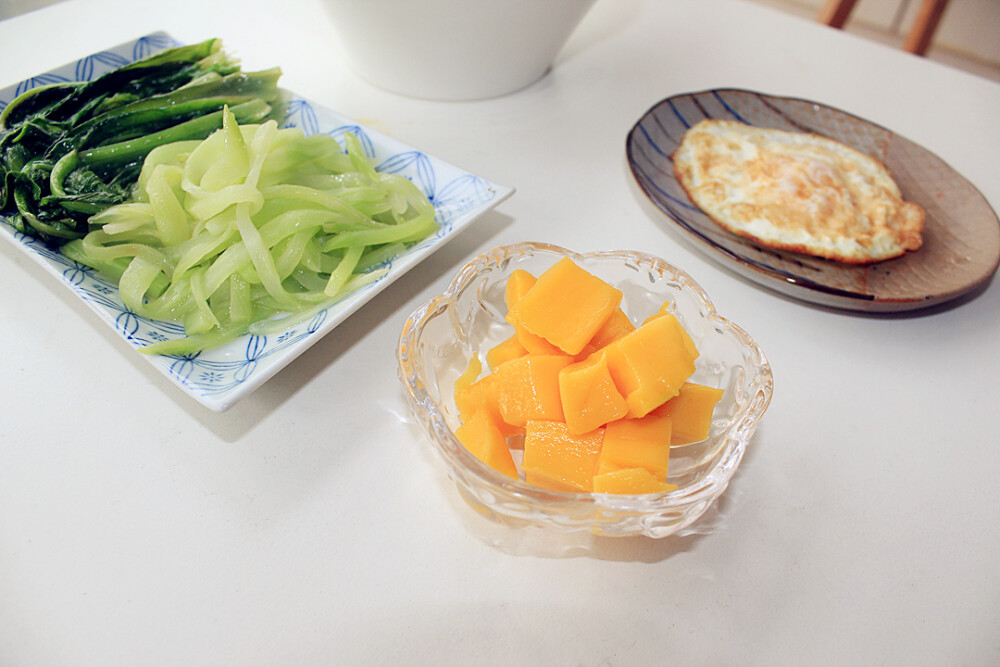 早中餐：烧土豆+莴苣+煎鸡蛋+芒果，几天没吃家饭整个人都不好了 ，最喜欢烧得粉粉的土豆拌饭