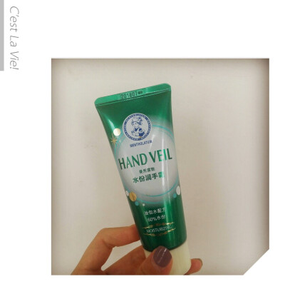 #不做糙手汉#~&amp;lt;曼秀雷敦油包水护手霜&amp;gt;当年响当当的油包水配方，传说中的60%的水分。使用感很好，不洗手也可以直接抹，不油腻，超水润。味道也好闻，淡淡的薄荷香味。
