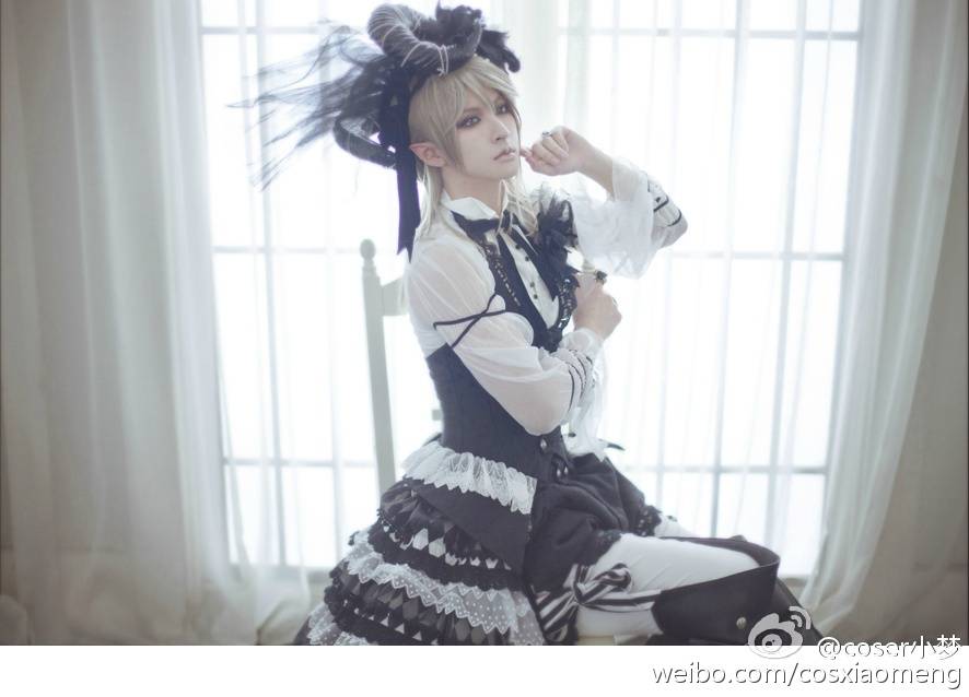 coser小梦: #lolita私影# #Master's# ——【黑百合·隐秘舞踏】—— My stained lily, dancer of life, Come and go as you please,When free things are owned,They always wither and die. 出境+妆面+后期：原po 摄影：@真的魂魂 协力：@B世纪-华山 @古典玩偶ClassicalPuppets