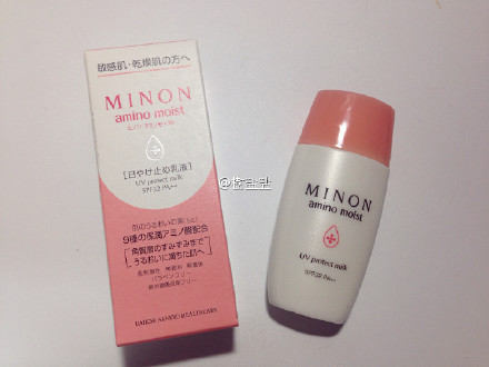 【种草。安利】#MINON#敏感干燥肌#防晒#SPF32 PA++ 最近在用的防晒，逐渐入秋也不是天天都那么晒加上基本都在室内，防晒值OK。盛夏的话单涂还是不太够的样子…质地是涂改液质地用前摇一摇，但很神奇的是不会拔干！完全不会！轻薄清爽保湿力也够。氨基酸成分，且不含酒精，敏感肌可用。