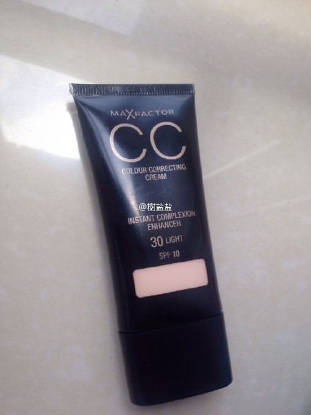 【种草。安利】#maxfactor#一直对cc霜不感冒觉得这种东西超鸡肋 所以我不知道别的好不好～但是夏天用这支 喜欢的不要不要 类似于有色面霜啦，皮肤没大瑕疵的用起来简直素颜好皮 毛孔淡色斑痘印都能解决！轻薄不干燥～加一层散粉就妥妥的～