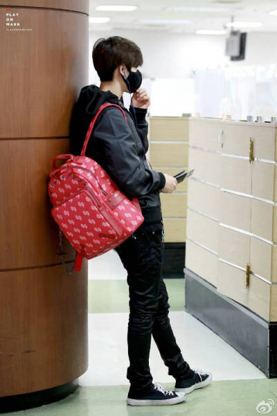 机场秀 Mark GOT7是韩国JYPEntertainment于2014年推出的男子组合，七名成员包括林在范（JB.）、朴珍荣（Jr.）、段宜恩（Mark）、王嘉尔（Jackson）、崔荣宰（YoungJae）、BamBam、金宥谦（YuGyeom）