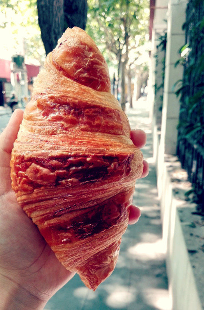 【Farine Bakery】牛角包14块钱，包装袋很美~牛角包更美！牛角包：（法语）croissant~咵颂~