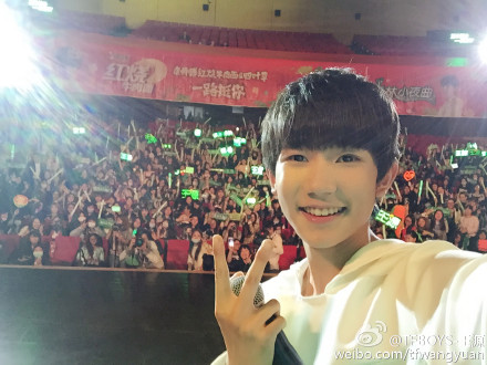  @TFBOYS-王源 15岁的第一天，真的很开心[嘻嘻]，感谢你们，感谢每位前辈的祝福。