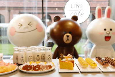 你们心心念念的LINE FRIENDS CAFE &amp;amp; STORE终于在7月31日开张啦！门店就在上海新天地SOHO复兴广场，超级显眼，记得跟这只大萌熊合影哦~据说有3M这么高！？