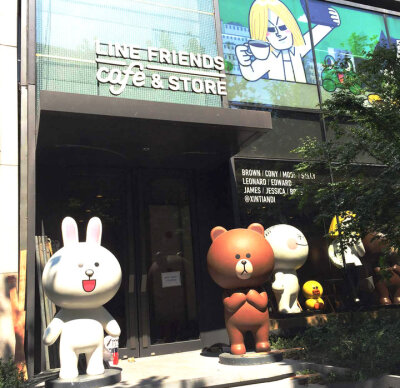 你们心心念念的LINE FRIENDS CAFE &amp;amp; STORE终于在7月31日开张啦！门店就在上海新天地SOHO复兴广场，超级显眼，记得跟这只大萌熊合影哦~据说有3M这么高！？