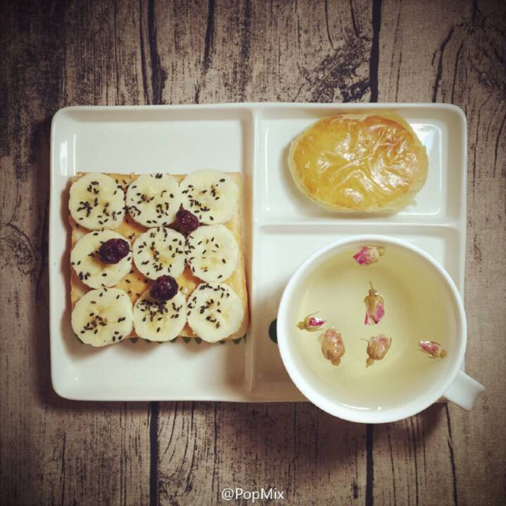 早餐，花生酱香蕉吐司+稻香村红豆烧+玫瑰花茶，