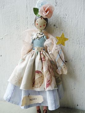 艺术家Sam McKechnie经营着一家名叫The Magpie and the Wardrobe的手工品商店，她做的每一个贵妇娃娃都是这么优雅独特并散发着时尚的气息。