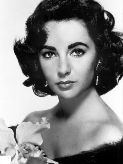 【伊丽莎白·泰勒（Elizabeth Taylor）】1932年2月27日--2011年3月23日，出生在英国伦敦， 美国女演员，从童星到贵妇，演艺生涯长达半个世纪