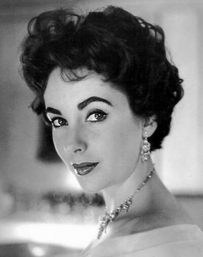 【伊丽莎白·泰勒（Elizabeth Taylor）】1932年2月27日--2011年3月23日，出生在英国伦敦， 美国女演员，从童星到贵妇，演艺生涯长达半个世纪