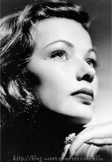 【吉恩·蒂尔尼 Gene Tierney】1920年11月19日--1991年11月6日，1945年以《狂恋》获奥斯卡最佳女主角提名。