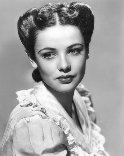 【吉恩·蒂尔尼 Gene Tierney】1920年11月19日--1991年11月6日曾就读于康涅狄格州及瑞士的私立学校。1939年在百老汇登台演出舞台剧，次年首登银幕，出演《弗兰克．詹姆斯的回来》。之后15年，她一直为福斯公司拍片。1…