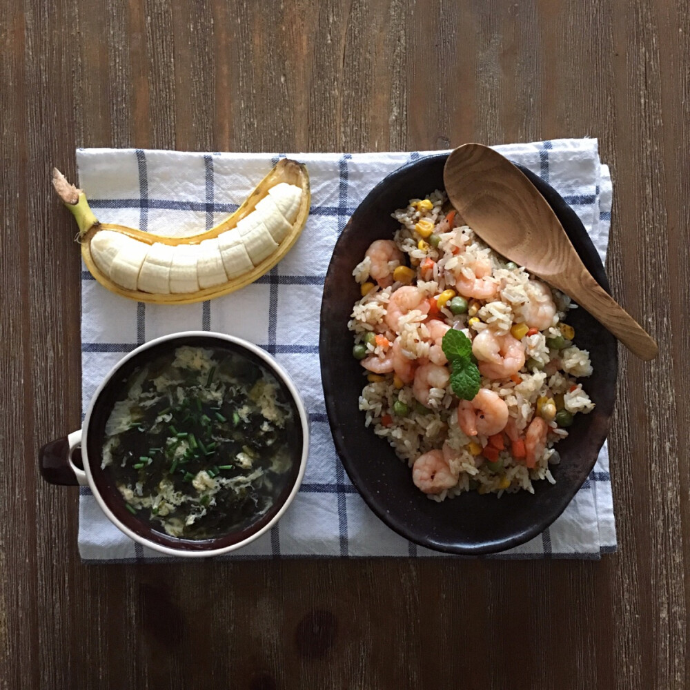 2015.11.9早餐记录:紫菜蛋花汤，虾仁什锦炒饭，香蕉