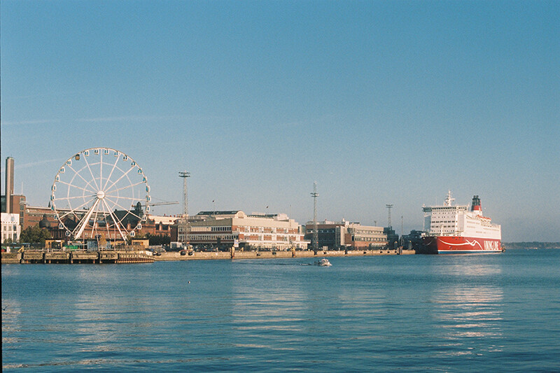 Helsinki的摩天轮与Viking Line邮轮