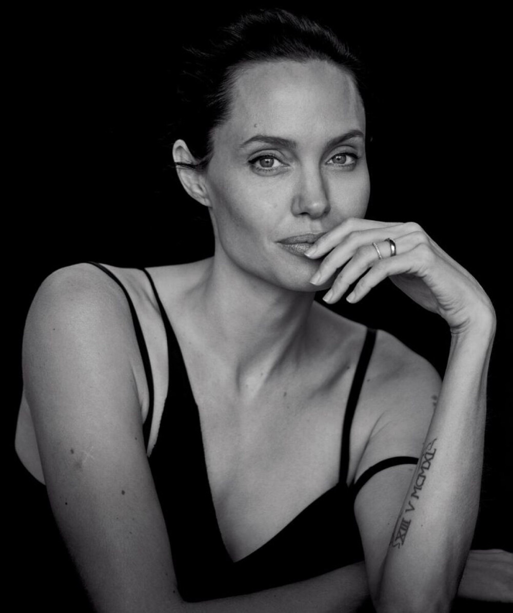 Angelina Jolie出镜，《WSJ》十一月刊时尚大片 | 摄影 Peter Lindbergh