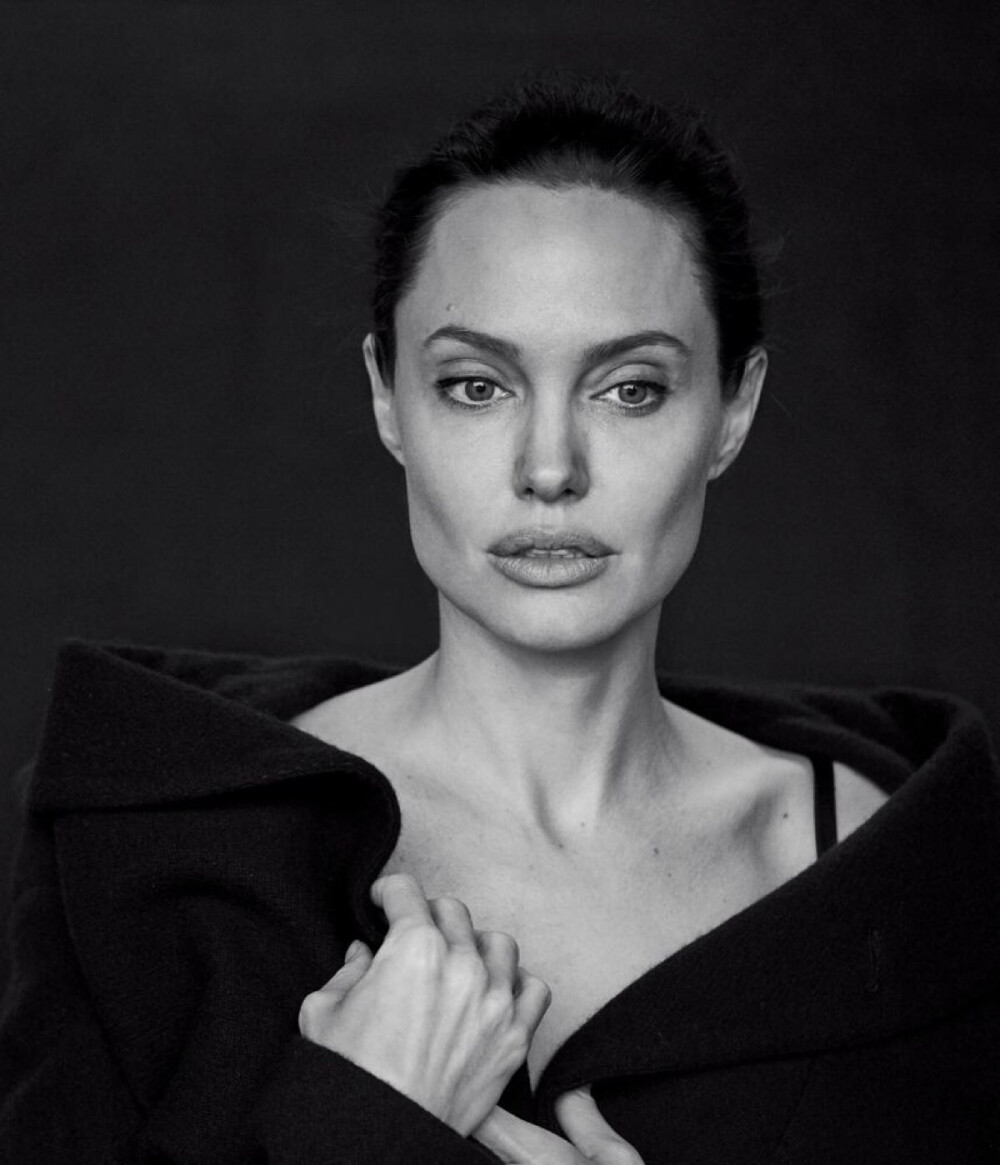 Angelina Jolie出镜，《WSJ》十一月刊时尚大片 | 摄影 Peter Lindbergh