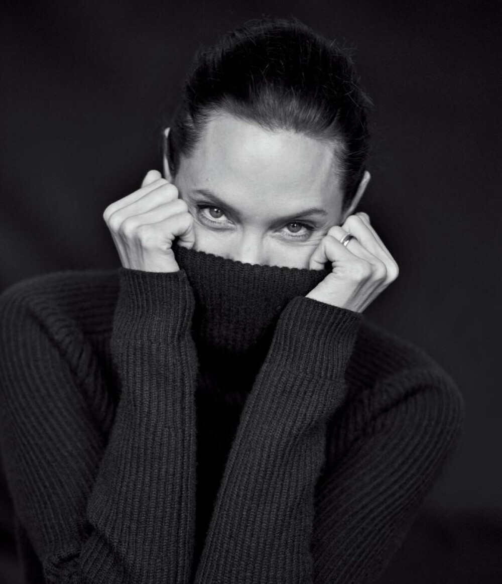 Angelina Jolie出镜，《WSJ》十一月刊时尚大片 | 摄影 Peter Lindbergh