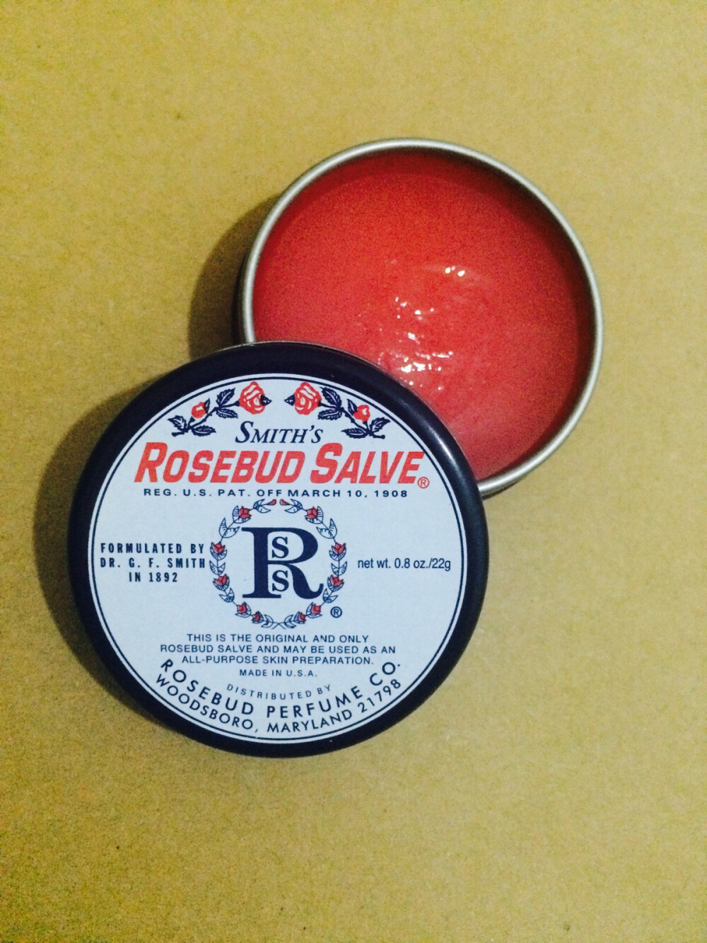 【Rosebud Salve 玫瑰护唇膏 】铁盒装，淡淡玫瑰香超级好闻，涂抹起来很滋润，嘴唇好舒服。关键是盒子好看好看好看！说三遍！