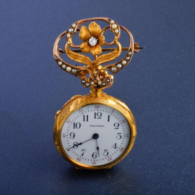 黄金吊坠怀表销装饰着珍珠和钻石