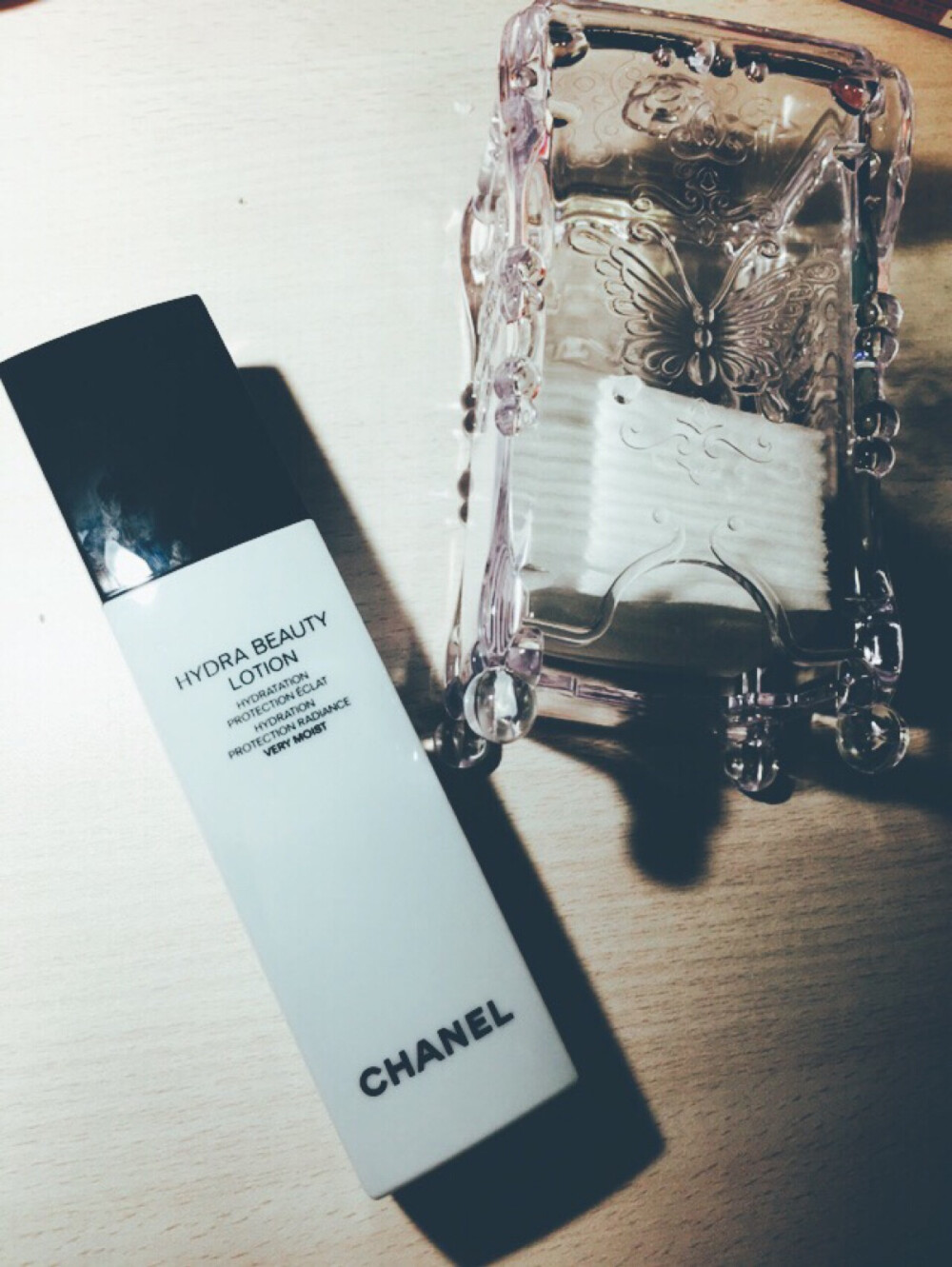 #种草机# Chanel 山茶花保湿收敛水。首先我是混油，冬天我还是选择滋润型的只在晚上擦。然后它很集中，有点像它家的补水精华，但颜色没精华液深。在脸上涂开马上就成了水状，可以看到很多小水珠，反正我用是一点都不觉得粘稠，反而刚刚好。只是心理作用像是没上水直接上了保湿精华的感觉哈哈！而且用量真的很省，一汞我可以涂半张脸，150ml的容量简直用到老