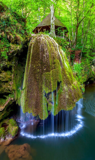 Most Beautiful Waterfall in the World Bigar Romania. Located in the nature reserve in Anina Mountains, the amazing waterfall is indeed a unique one.#自然#旅行