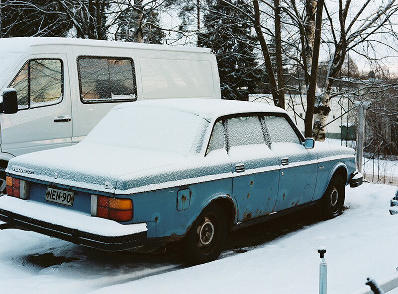 被雪淹没的轿车