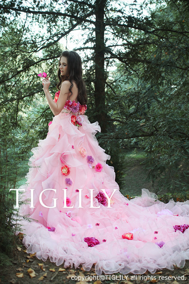 日本婚纱品牌 TIGLILY 2014，模特们身着曼妙的婚纱于森林中宛若童话中的公主。